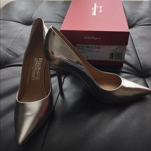 Ferragamo Susi leather sz 8.5 leather shoes silver